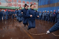 龙钢公司女职委环绕中间庆“三八”