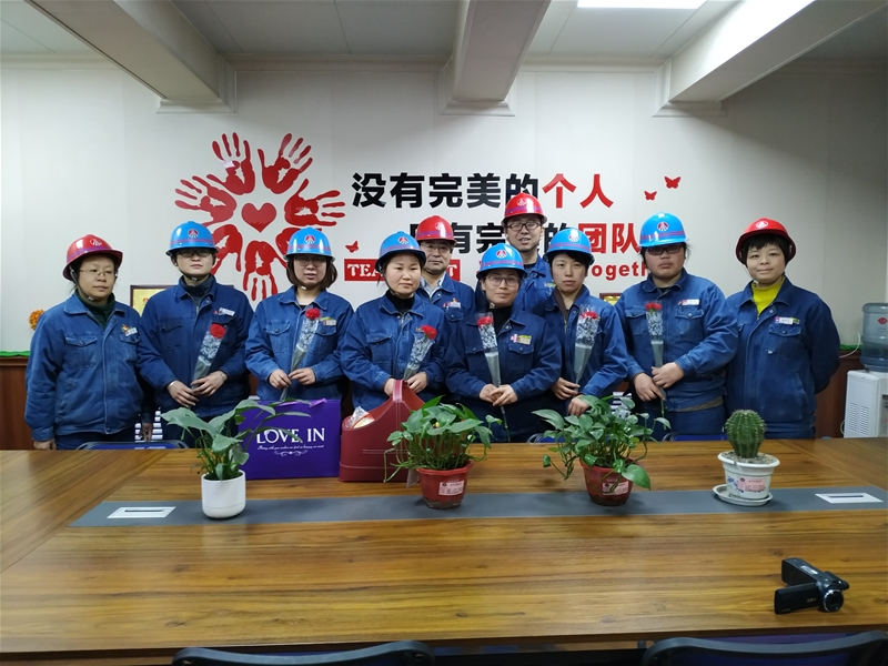 轧钢厂带领干部走进下层展开“三八”慰劳勾当