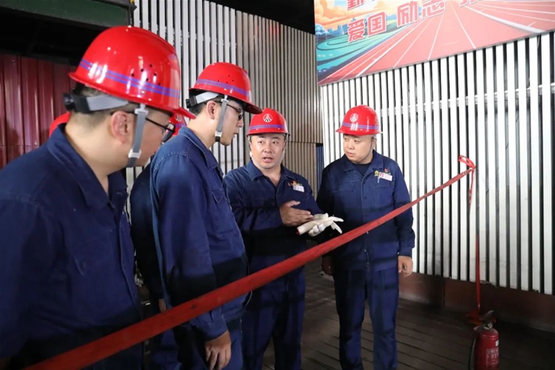 冯伟到炼钢厂LF精辟炉检验现场调研指点任务